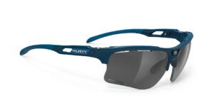 משקפי שמש דגם KEYBLADE של רודי פרוגקט מק"ט SP501047-0000. מסגרת כחולה עם עדשות מסוג SMOKE BLACK בגוון אפור ללא ציפוי מראה.